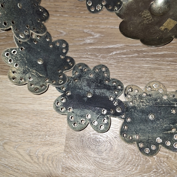 Vintage Western Black Leather Flower Shaped Silver Concho Belt Size Medium - Picture 7 of 12